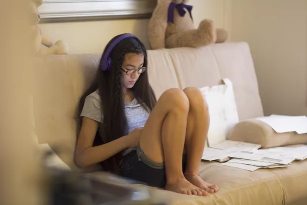 自闭症女孩戴着耳机放松