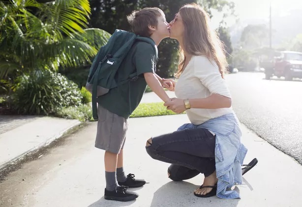 儿子上学时与妈妈亲吻
