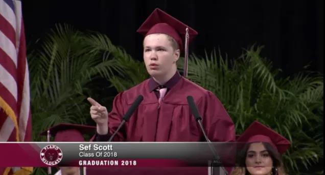 自闭症男孩塞夫在毕业典礼上发表演讲