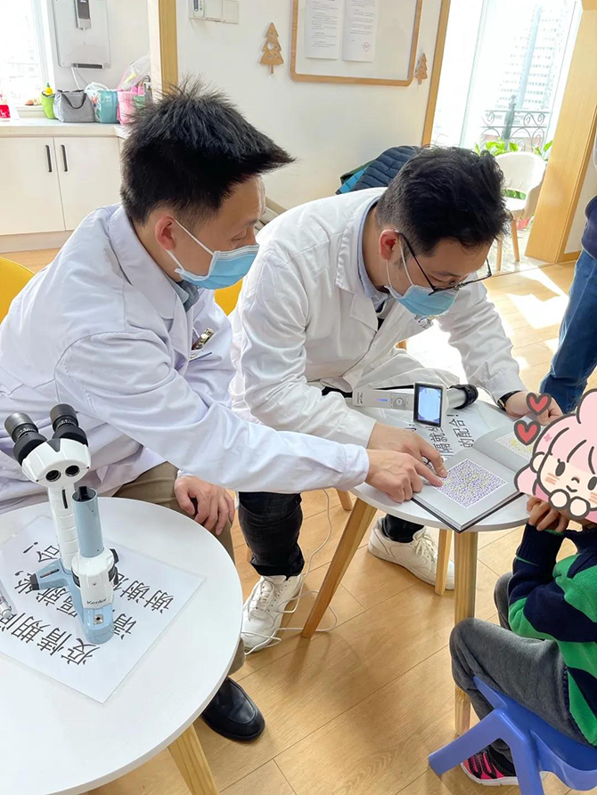 微笑彩虹联合朝阳妇幼保健院为小朋友提供免费眼科筛查