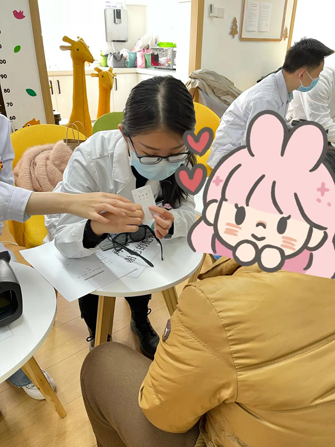 微笑彩虹联合朝阳妇幼保健院为小朋友提供免费眼科筛查
